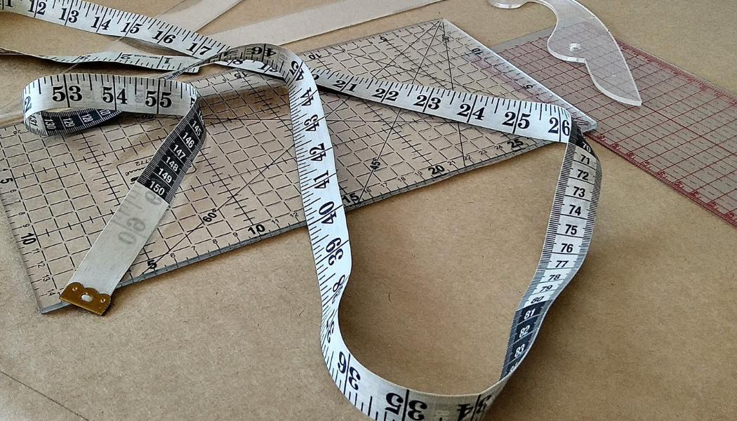 table avec metre ruban, règles et équaires