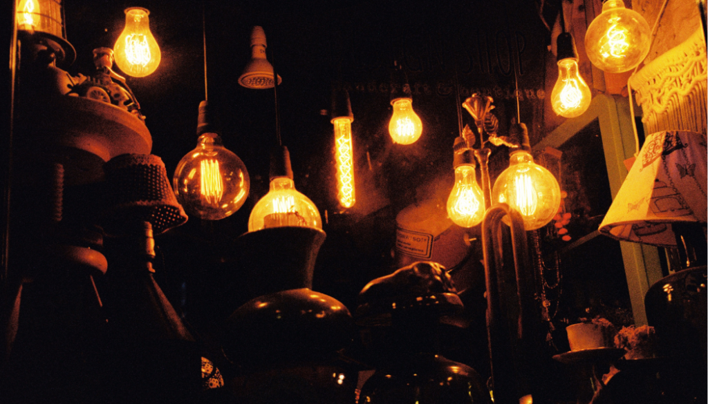 pleins de lampadaires suspendus